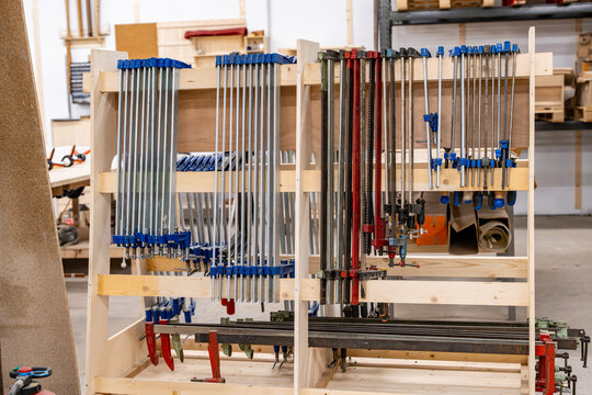 Machine travaillant le bois en action, illustrant un processus industriel ou artisanal de transformation du mat&eacute;riau avec pr&eacute;cision et efficacit&eacute;.