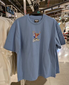 Camiseta de manga corta de One Piece con Luffy en tienda Primark de Madrid, Espa&ntilde;a, 20 de febrero de 2026