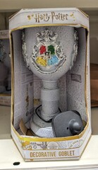 Obraz premium Cáliz coleccionable de Harry Potter, inspirado en pociones y casas de Hogwarts, en su caja oficial de merchandising, Toy Planet, Madrid, España, 20 de febrero de 2026 