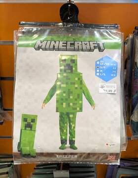 Disfraz de estilo Minecraft en expositor de tienda Toy Planet en Madrid, Espa&ntilde;a, 20 de febrero de 2026	