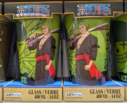 Dos vasos coleccionables de Roronoa Zoro, personaje de One Piece, en su caja oficial de merchandising, Toy Planet, Madrid, Espa&ntilde;a, 20 de febrero de 2026