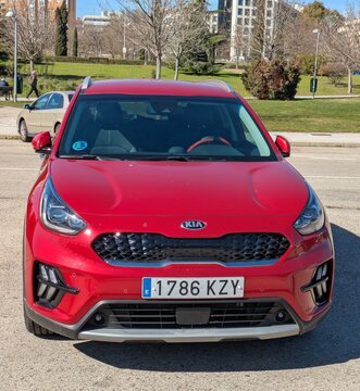 Vista frontal de un autom&oacute;vil Kia Niro, con etiqueta ECO, aparcado en una calle de Madrid, Espa&ntilde;a, 20 de febrero de 2026