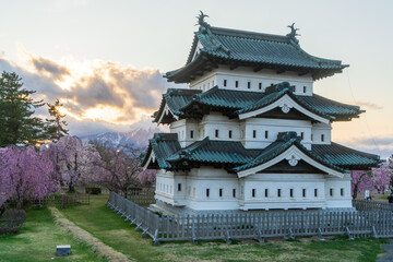 Naklejka premium 弘前城天守と岩木山の夕景（青森県弘前市）
