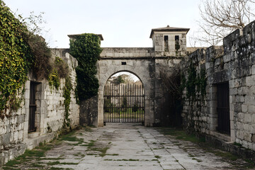 Obraz premium Historical Prison Facade with Aged Stone and Ivy Growth 