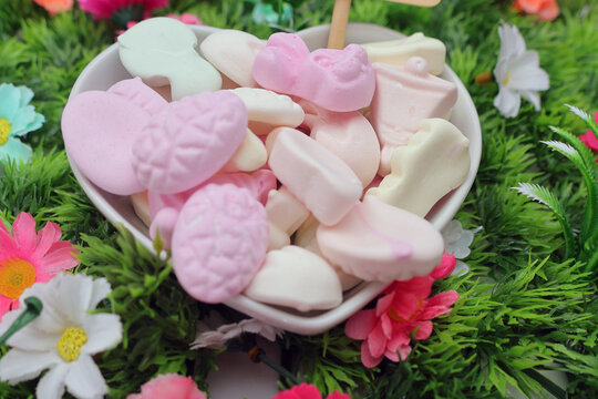 Pr&eacute;sentation de petites meringues pascales