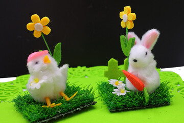 poussin et petit lapin en décoration pascale © helenedevun