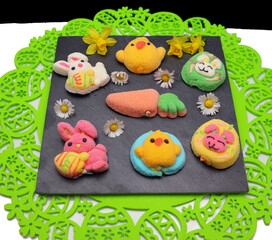 Présentation de petites guimauves en l honneur de Pâques © helenedevun