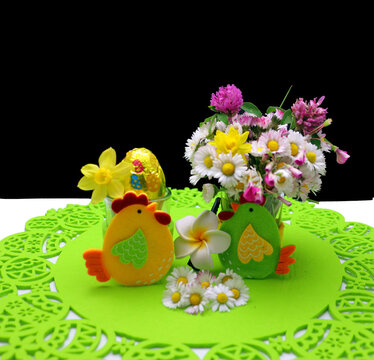 petite d&eacute;coration pascale avec les fleures du printemps