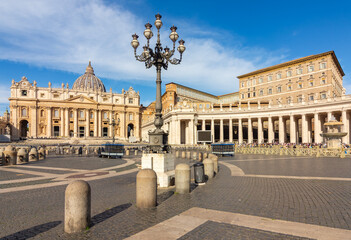 Obraz premium St Peter's basilica and Apostolic palace on St Peter's square in Vatican, center of Rome, Italy