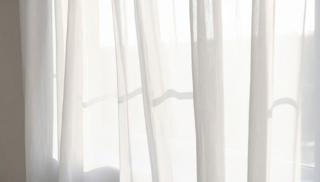  Tela ligera colgando en ventana con pliegues naturales y luz suave entrando.
