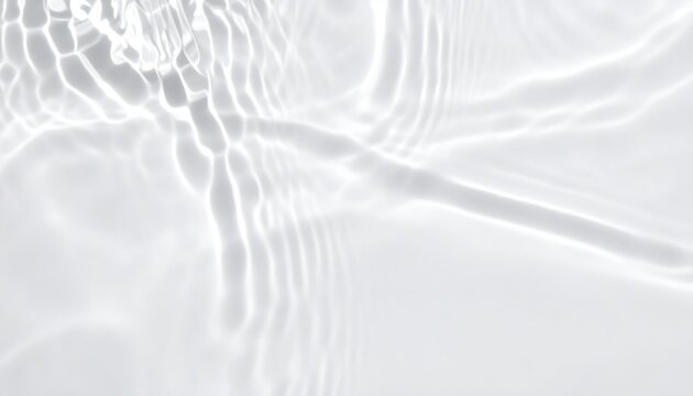  Ondas de luz sobre superficie clara creando patrones abstractos y reflejos suaves.
