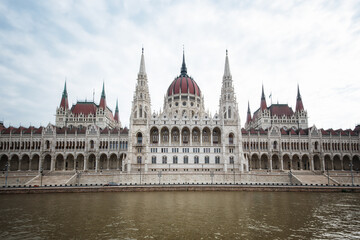 Obraz premium Panoramic view of the amazing building of Hungarian Parliament in Budapest.