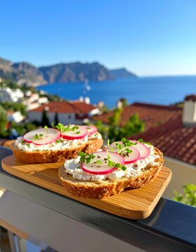 Snack mit Frischk&auml;se und Radieschen