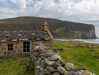Burnmouth Bothy with a heather thatched roof  Rackwick Bay Hoy Orkney isles © Dave clayton-Images