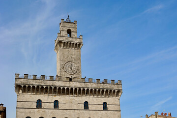 Obraz premium Palazzo Comunale Clock Tower in Montepulciano Against Blue Sky, Tuscany, Italy