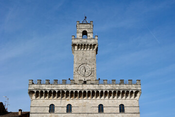 Obraz premium Palazzo Comunale Tower in Montepulciano under Clear Autumn Sky, Italy