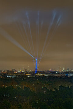 berlin bei nacht mit illuminiertem funkturm
