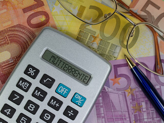 Taschenrechner mit dem Wort Mütterrente im Display