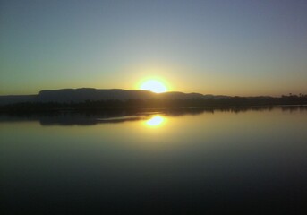 Obraz premium Golden hour sunset over calm river water