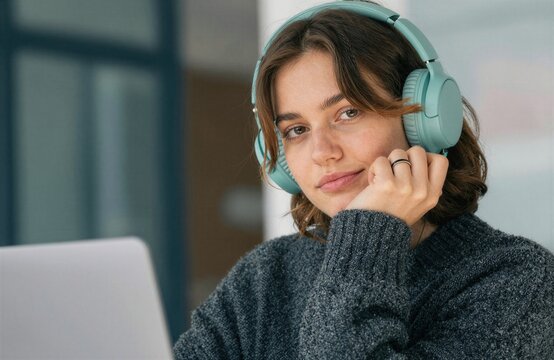 Una joven con auriculares, absorta en su mundo musical.