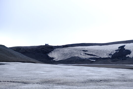 Hut and snow on Landmannalaugar 