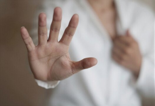 Una mano extendida en gesto de prohibici&oacute;n, simbolizando silencio y restricci&oacute;n.