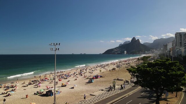 Praia de Ipanema, Rio de Janeiro com o morro Dois Irm&atilde;os ao fundo