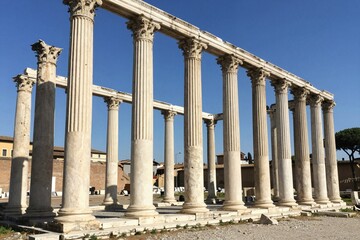 Fototapeta premium Ancient Roman Temple Columns - Architectural Beauty