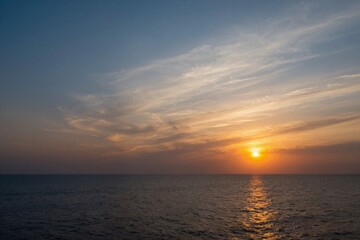 Obraz premium Golden Sunrise Over the Ocean