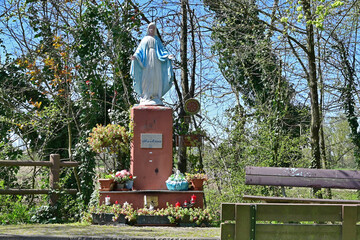 Naklejka premium Basiglio, edicola votiva della Madonna nella campagna, Lombardia