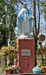 Naklejka premium Basiglio, edicola votiva della Madonna nella campagna, Lombardia