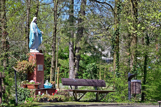 Basiglio, edicola votiva della Madonna nella campagna, Lombardia