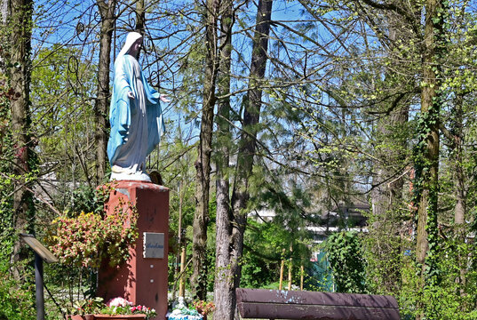 Basiglio, edicola votiva della Madonna nella campagna, Lombardia