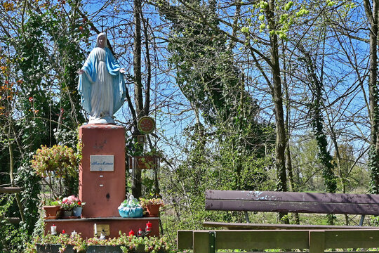 Basiglio, edicola votiva della Madonna nella campagna, Lombardia