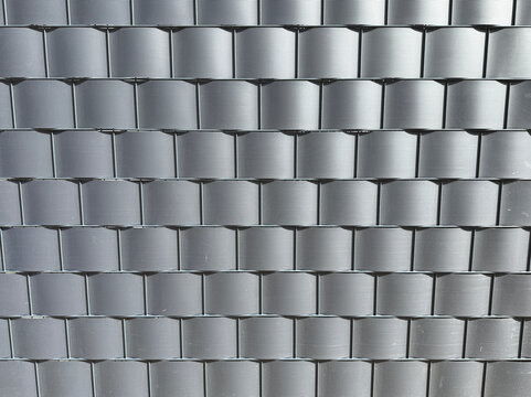 Horizontale Sichtschutzstreifen aus Kunststoff in einem Drahtzaun