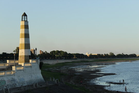 hermosa fotograf&iacute;a del rio con el faro de la ciudad de santa fe, argentina 