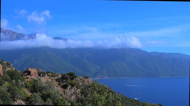Depuis la D81 en regardant vers l'horizon du golfe de Porto et de la M&eacute;diterran&eacute;e, calanques de Piana, Corse, France