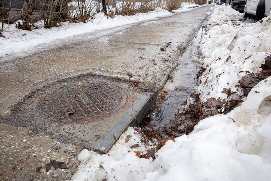 Fonte des neige, rigole vers &eacute;gout pluvial, jour, horizontal