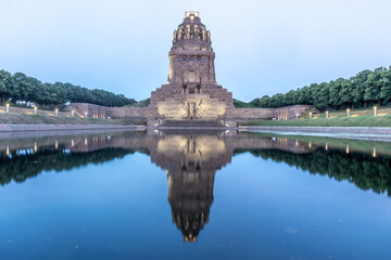 Fototapeta premium Monument to the Battle of the Nations (Voelkerschlachtdenkmal) in Leipzig mirroring in the Lake of the Tears (See det Traenen), Germany