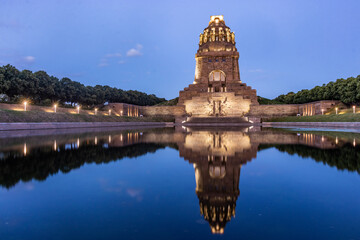 Fototapeta premium Monument to the Battle of the Nations (Voelkerschlachtdenkmal) in Leipzig mirroring in the Lake of the Tears (See det Traenen), Germany