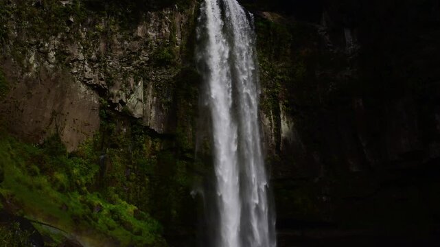 熊本県山都町五老ヶ滝の雄大でダイナミックな滝