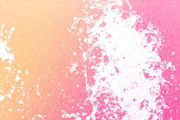 公園の噴水の水のアップとピンクの背景