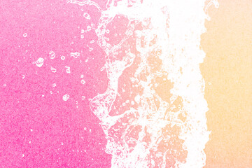 公園の噴水の水のアップとピンクの背景