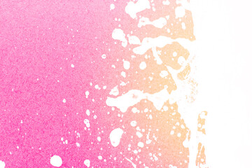 公園の噴水の水のアップとピンクの背景