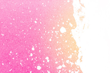 公園の噴水の水のアップとピンクの背景