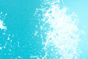 公園の噴水の水のアップと青い紙の背景 爽やかで涼しいイメージ