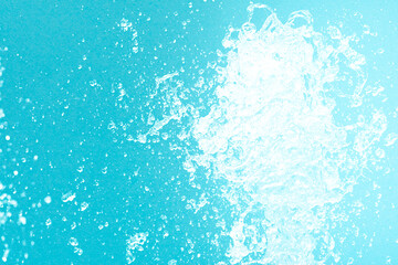 公園の噴水の水のアップと青い紙の背景 爽やかで涼しいイメージ