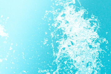 公園の噴水の水のアップと青い紙の背景 爽やかで涼しいイメージ