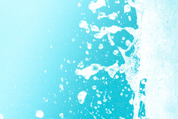 公園の噴水の水のアップと青い紙の背景 爽やかで涼しいイメージ