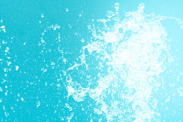公園の噴水の水のアップと青い紙の背景 爽やかで涼しいイメージ